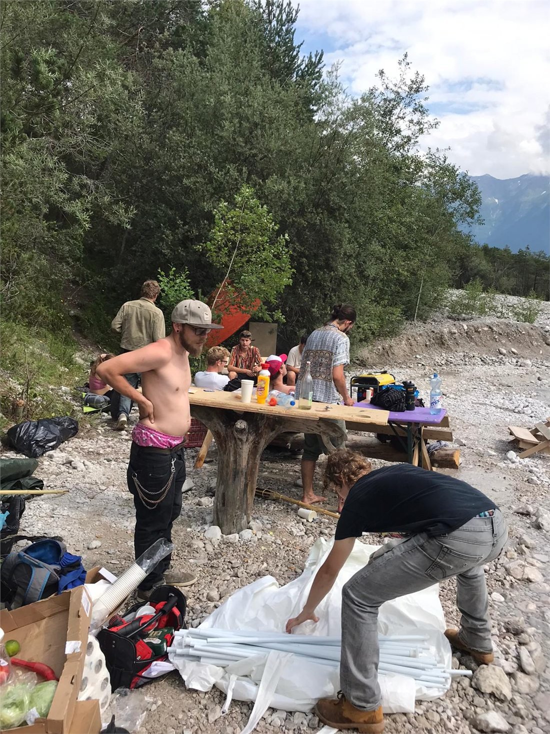 Holla-Fest Camp mit Menschen am Tisch